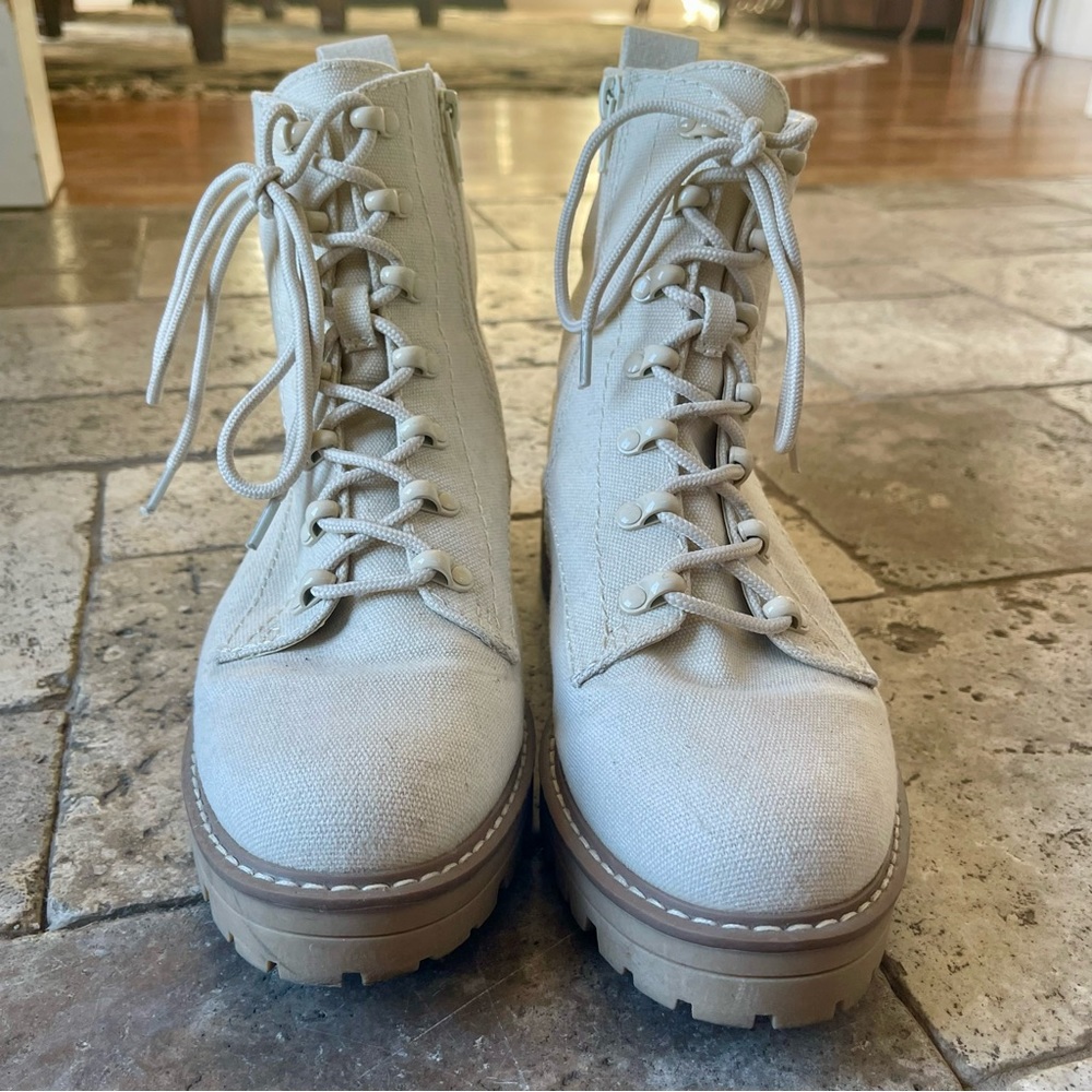 Universal Thread Women’s Lace-Up Side-Zip Combat Boots Beige Cream Size 8.5 - Picture 2 of 10